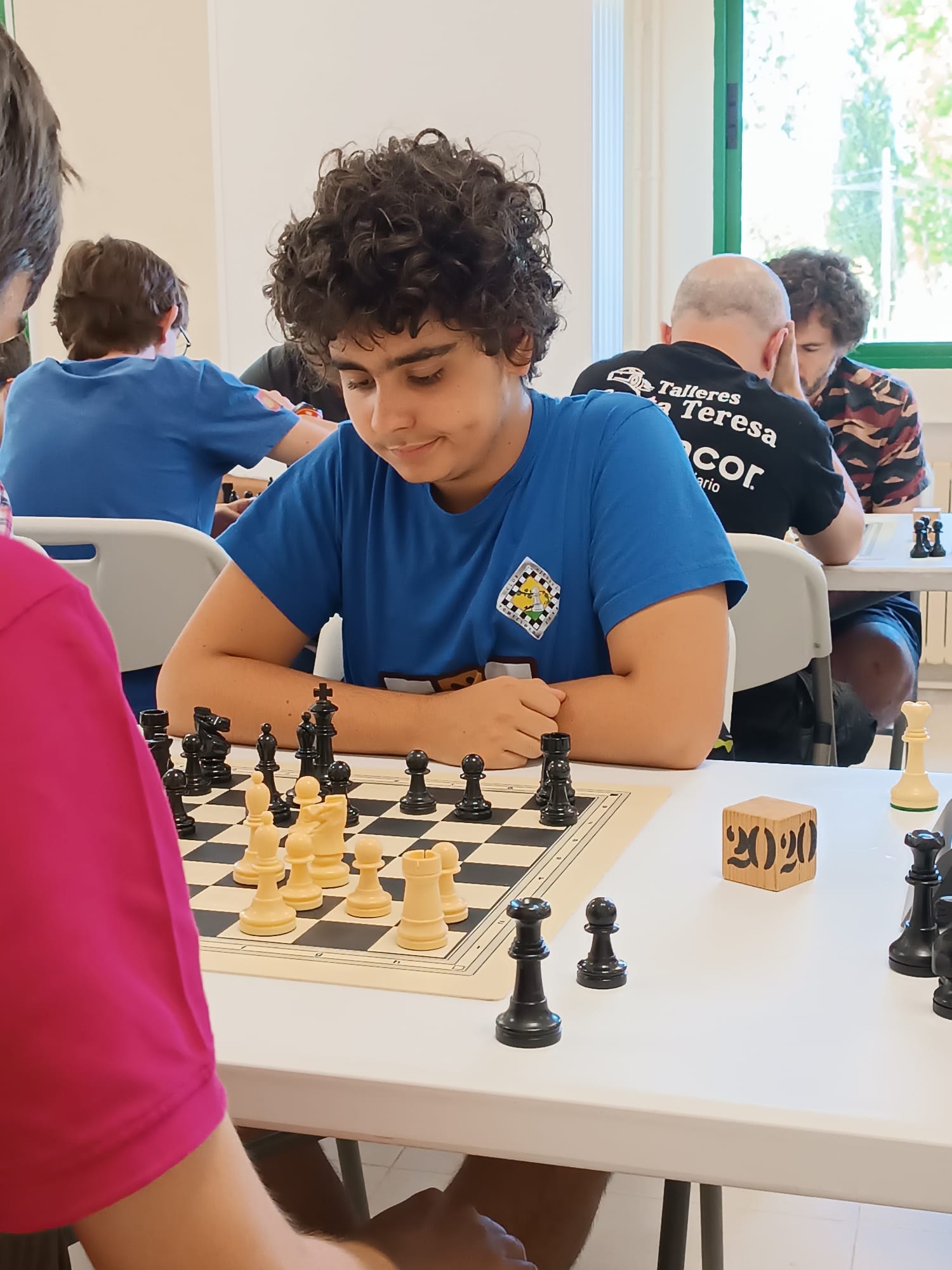 Manuel Sáez sonriendo mientras juega su partida