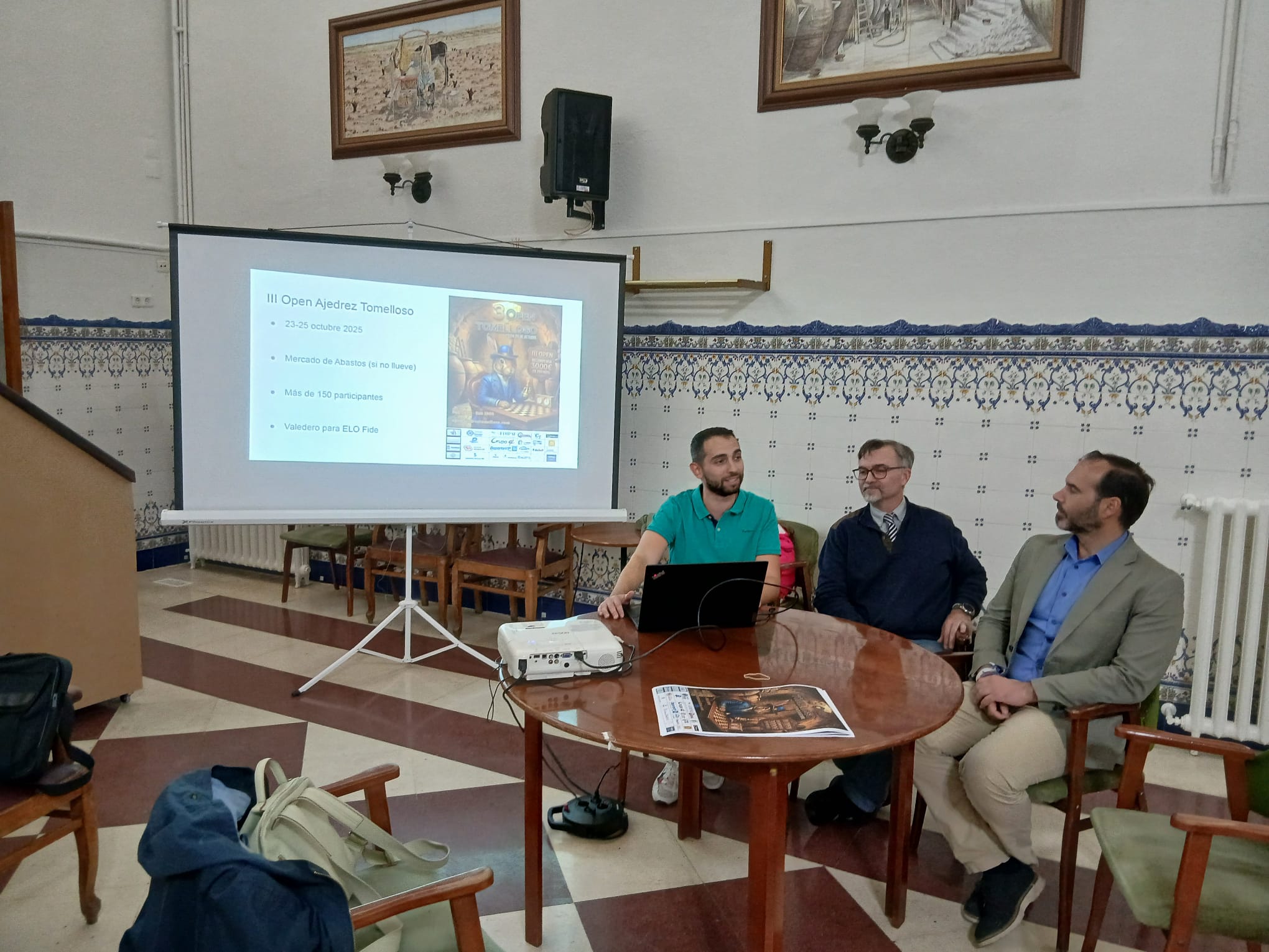 El concejal y el presidente del club de ajedrez de Tomelloso presentando el Open